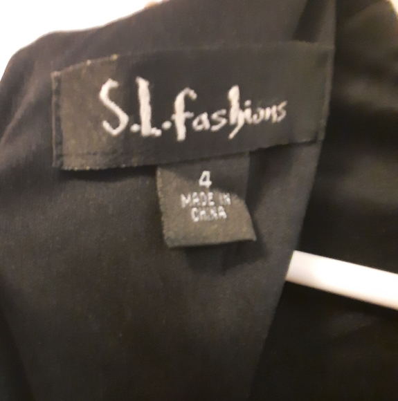 Black Fit and Flare Sleeveless Midi Dress for An Elegant Event - Picture 9 of 12